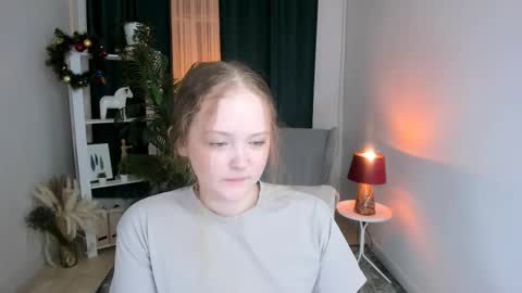 Snapshot of yennefer__ chatting on December 17, 4:35 pm Yennefer online show from December 17, 4:35 pm