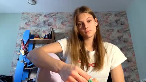 Snapshot of yenrowsell chatting on October 13, 9:31 am Emma online show from October 13, 9:31 am