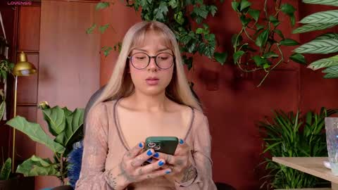 Snapshot of yeriawaddell_ chatting on May 19, 8:48 pm yeriawaddell online show from May 19, 8:48 pm