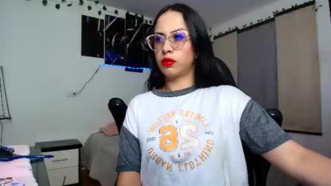 yesie_hot2 online show from June 17, 2:25 am