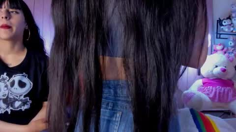 Snapshot of yinyang_luar chatting on December 5, 7:43 pm yinyang_luar online show from December 5, 7:43 pm