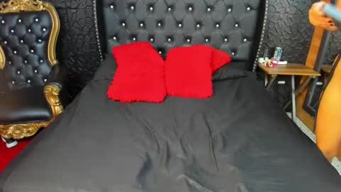 yiyisandoval online show from October 14, 7:36 pm