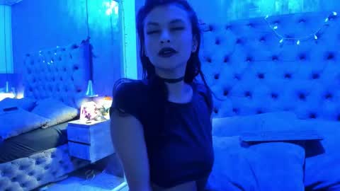 yiyisandoval online show from November 17, 8:47 pm