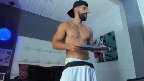 Yiyo online show from October 2, 9:33 pm