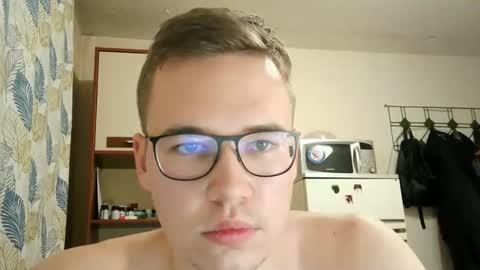 Snapshot of yminoske chatting on November 12, 1:22 pm Yminoske online show from November 12, 1:22 pm