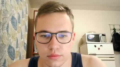 Snapshot of yminoske chatting on November 17, 12:22 pm Yminoske online show from November 17, 12:22 pm