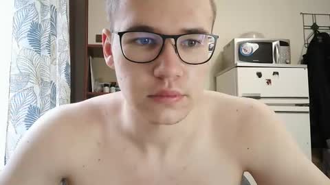 Snapshot of yminoske chatting on November 19, 4:01 am Yminoske online show from November 19, 4:01 am