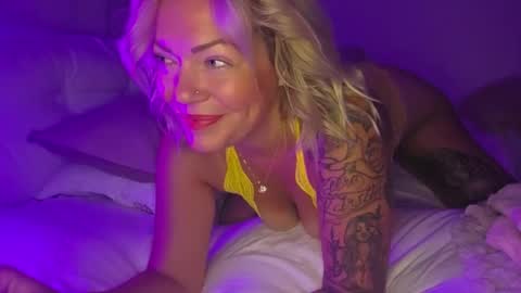 Yogiblondebangme online show from August 9, 1:07 am