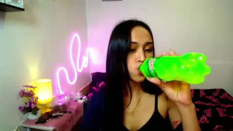 Snapshot of yogirl_tianaxxx chatting on December 3, 6:50 pm yogirl_tianaxxx online show from December 3, 6:50 pm