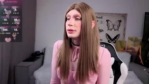 Snapshot of yoi_mika chatting on November 10, 12:42 am Mikaella - Mika online show from November 10, 12:42 am