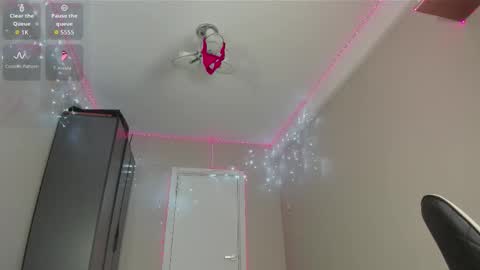 Mikaella - Mika online show from February 1, 8:07 pm