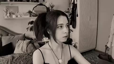 Snapshot of yoka_paradoxxx chatting on May 8, 10:20 am yoka_paradoxxx online show from May 8, 10:20 am
