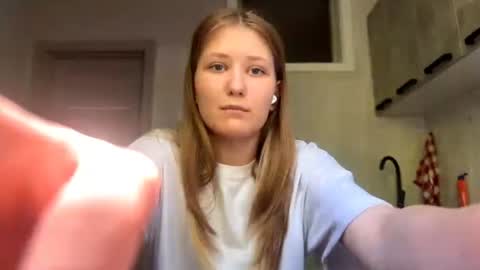 Snapshot of yolandaleduc chatting on June 23, 9:51 am Kira online show from June 23, 9:51 am