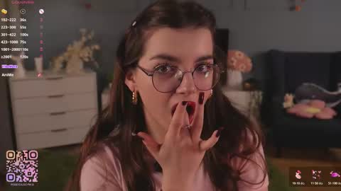 Snapshot of you_fell_in_love chatting on November 23, 7:13 pm Elizabeth brunette -- Darline blonde online show from November 23, 7:13 pm