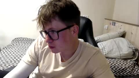 Max online show from May 13, 3:42 pm