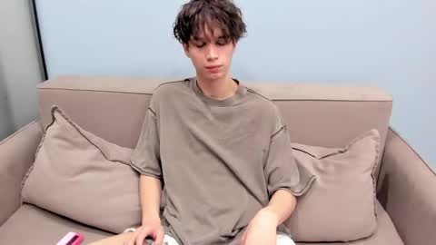 your_shy_guy online show from December 3, 10:30 pm