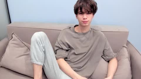 your_shy_guy online show from December 5, 6:22 am