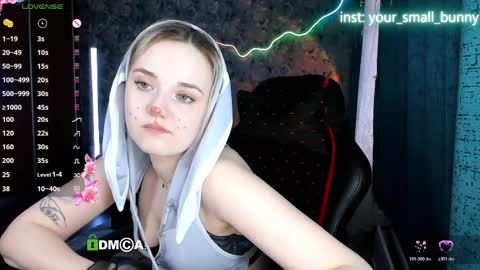 Snapshot of your_small_bunny chatting on April 6, 4:46 am Molly online show from April 6, 4:46 am