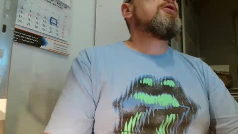 Snapshot of your_tipie chatting on November 18, 2:21 pm your_tipie online show from November 18, 2:21 pm