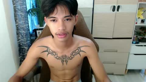Snapshot of yourasian_eric chatting on April 6, 2:53 am yourasian_eric online show from April 6, 2:53 am