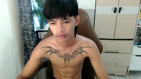 Snapshot of yourasian_eric chatting on April 7, 5:19 am yourasian_eric online show from April 7, 5:19 am