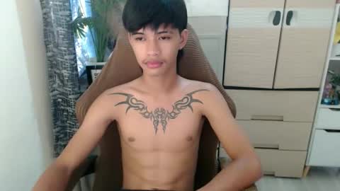 Snapshot of yourasian_eric chatting on April 9, 8:53 am yourasian_eric online show from April 9, 8:53 am