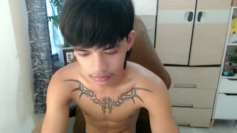 Snapshot of yourasian_eric chatting on April 10, 6:18 am yourasian_eric online show from April 10, 6:18 am