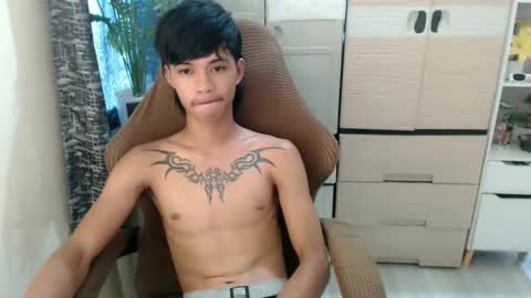 Snapshot of yourasian_eric chatting on April 14, 6:52 am yourasian_eric online show from April 14, 6:52 am