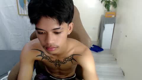 Snapshot of yourasian_eric chatting on May 15, 7:48 am yourasian_eric online show from May 15, 7:48 am