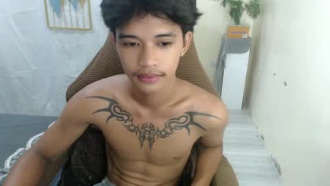 Snapshot of yourasian_eric chatting on June 13, 10:13 am yourasian_eric online show from June 13, 10:13 am