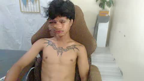 Snapshot of yourasian_eric chatting on June 14, 6:37 am yourasian_eric online show from June 14, 6:37 am
