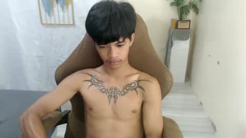 Snapshot of yourasian_eric chatting on June 25, 6:07 am yourasian_eric online show from June 25, 6:07 am