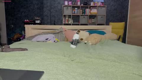 Mia online show from November 27, 3:58 pm