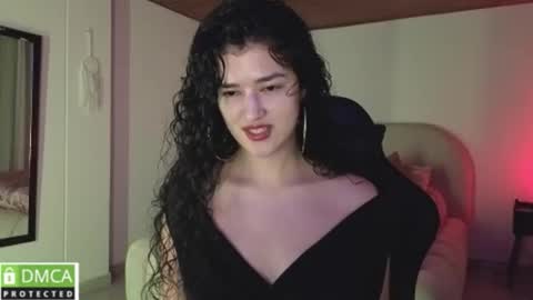 yourdreamgirl2025 online show from June 4, 12:05 am