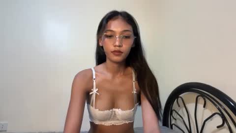 yourfantasyyy_ online show from June 21, 11:35 am