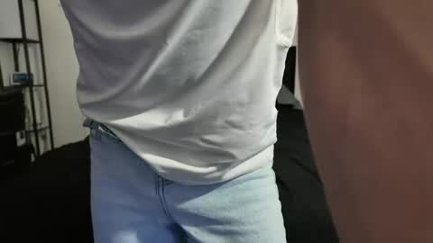 Snapshot of yourguuy21 chatting on December 14, 2:39 am yourguuy21 online show from December 14, 2:39 am