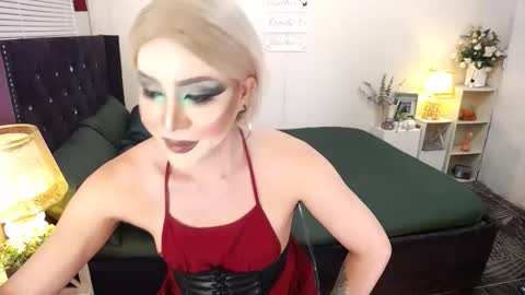 Snapshot of yourlivingonurdream chatting on September 20, 8:15 am --               online show from September 20, 8:15 am