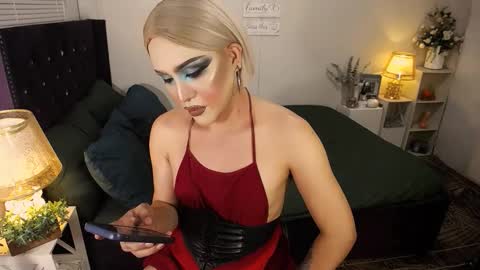 Snapshot of yourlivingonurdream chatting on October 3, 10:18 pm --               online show from October 3, 10:18 pm