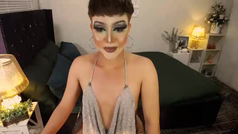 Snapshot of yourlivingonurdream chatting on October 13, 7:52 am --               online show from October 13, 7:52 am