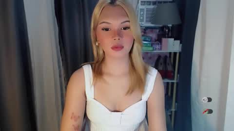 Snapshot of yourlovekylie chatting on April 18, 4:49 am KYLIE MORE online show from April 18, 4:49 am