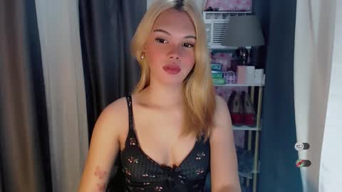 Snapshot of yourlovekylie chatting on April 19, 4:01 am KYLIE MORE online show from April 19, 4:01 am
