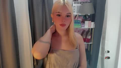 Snapshot of yourlovekylie chatting on May 27, 7:27 am KYLIE MORE online show from May 27, 7:27 am