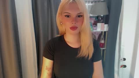 Snapshot of yourlovekylie chatting on May 29, 11:08 am KYLIE MORE online show from May 29, 11:08 am