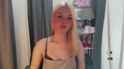 Snapshot of yourlovekylie chatting on June 4, 7:03 am KYLIE MORE online show from June 4, 7:03 am