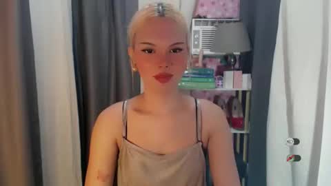 Snapshot of yourlovekylie chatting on June 5, 7:14 am KYLIE MORE online show from June 5, 7:14 am