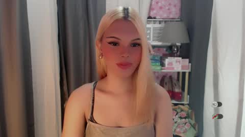 Snapshot of yourlovekylie chatting on June 14, 7:32 am KYLIE MORE online show from June 14, 7:32 am