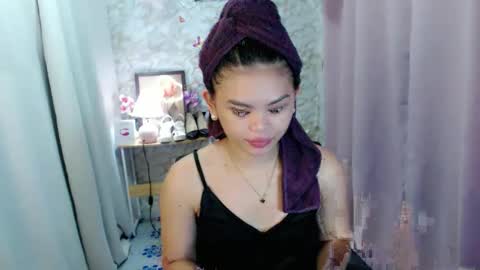 Snapshot of yourlovelytranspinay chatting on February 19, 2:40 am your lovely Dina online show from February 19, 2:40 am