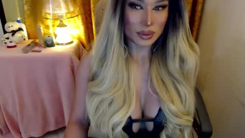 Adriana Maxwell online show from May 1, 6:01 pm