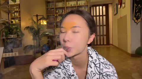 lili online show from December 5, 3:30 pm