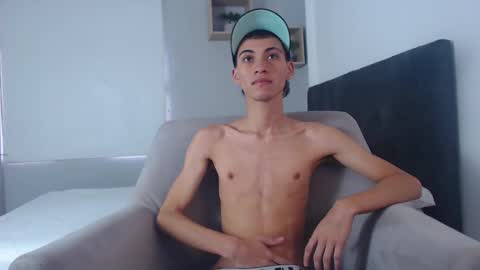 Snapshot of yulian_vasquez chatting on February 17, 12:05 pm yulian_vasquez online show from February 17, 12:05 pm